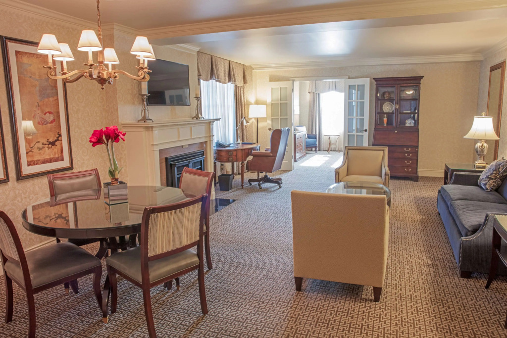 Hotel Roanoke & Conference Center, Curio Collection by Hilton