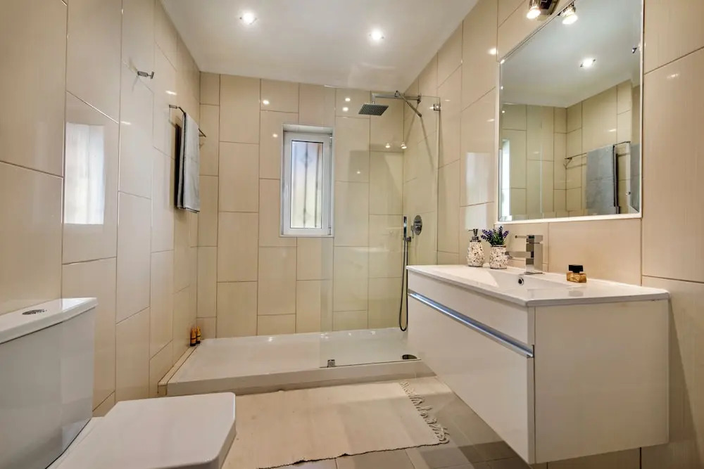 4 Bedrooms Private Pool Close To All Amenities