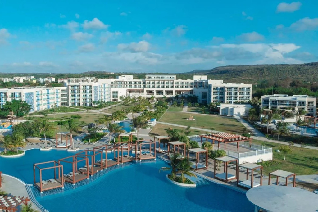Gran Muthu Almirante Beach
