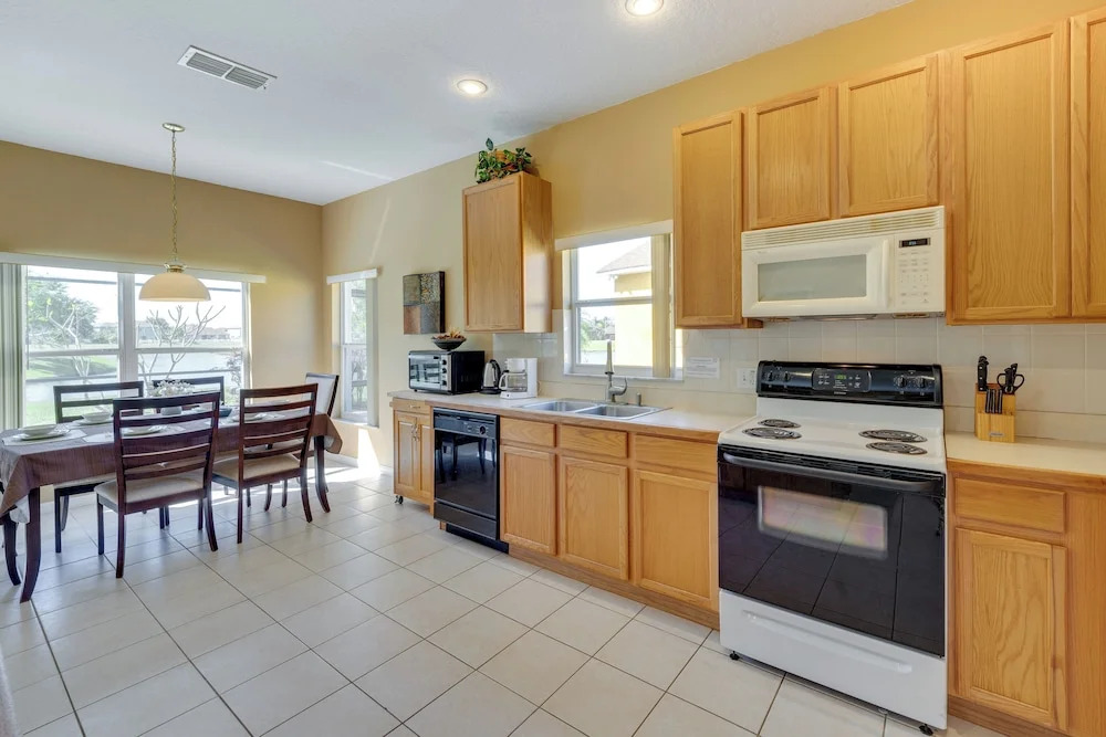 Lake-View Escape w/ Lanai in Kissimmee