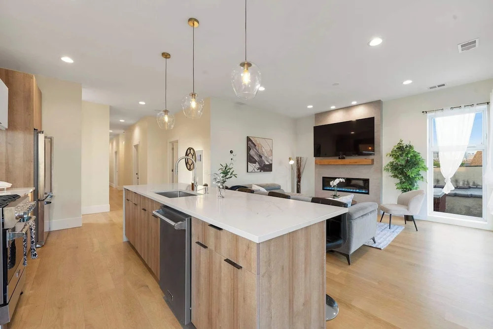 New 3bed 2bath Condo With Parking by United Center
