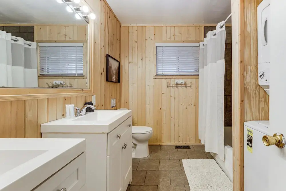 Creekside Home w/ Hot Tub, 3 Mi to Dtwn Gatlinburg