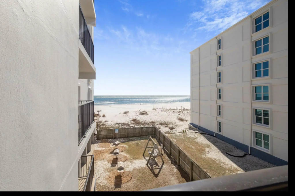 Amazing condo on the whites sands of Gulf Shores with outdoor pool