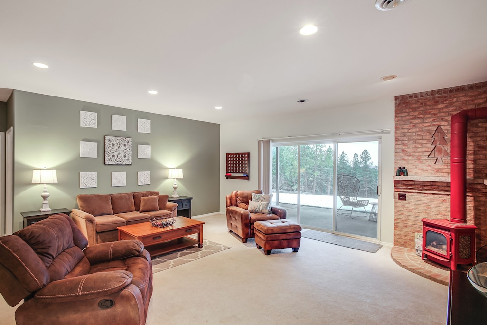 2 Mi to Lake Coeur Dalene! Serene Retreat, Patio