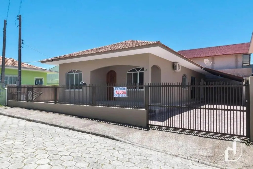 Casa térrea com 03 quartos em Canto Grande
