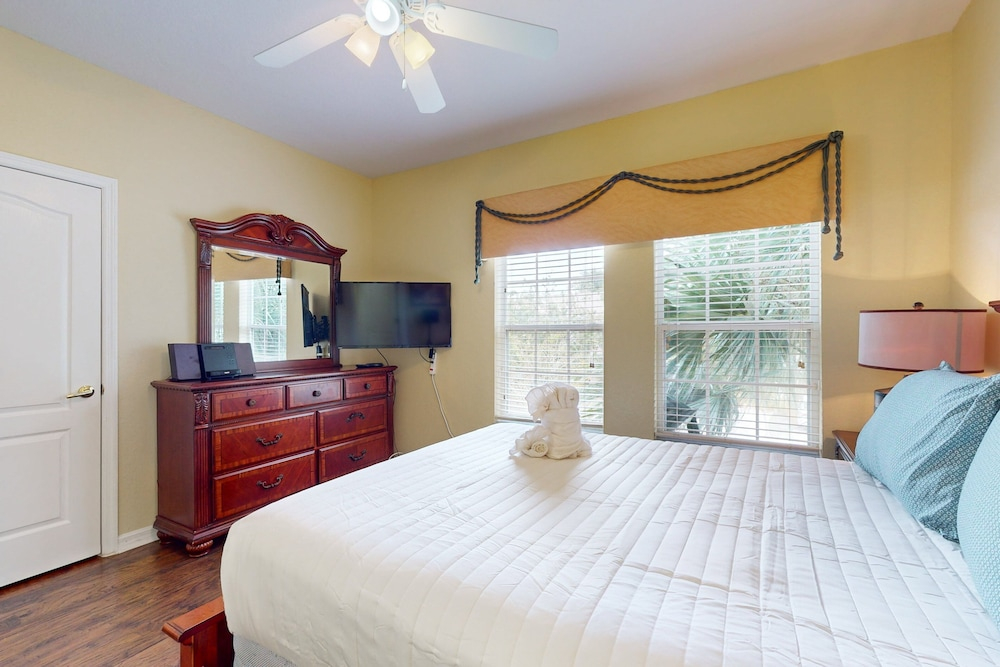 Gated-entry Townhome, With Shared Pool, Central AC, Near Theme Parks