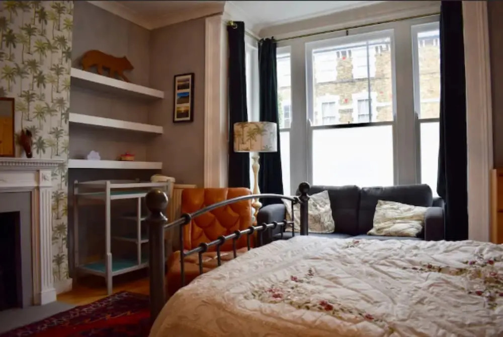 Stunning 2 Bedroom Flat in Vibrant Neighbourhood