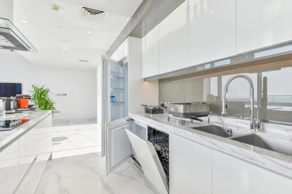 Luxe 3 BR Oceanfront Apt with maids room in the heart of Bluewaters Island