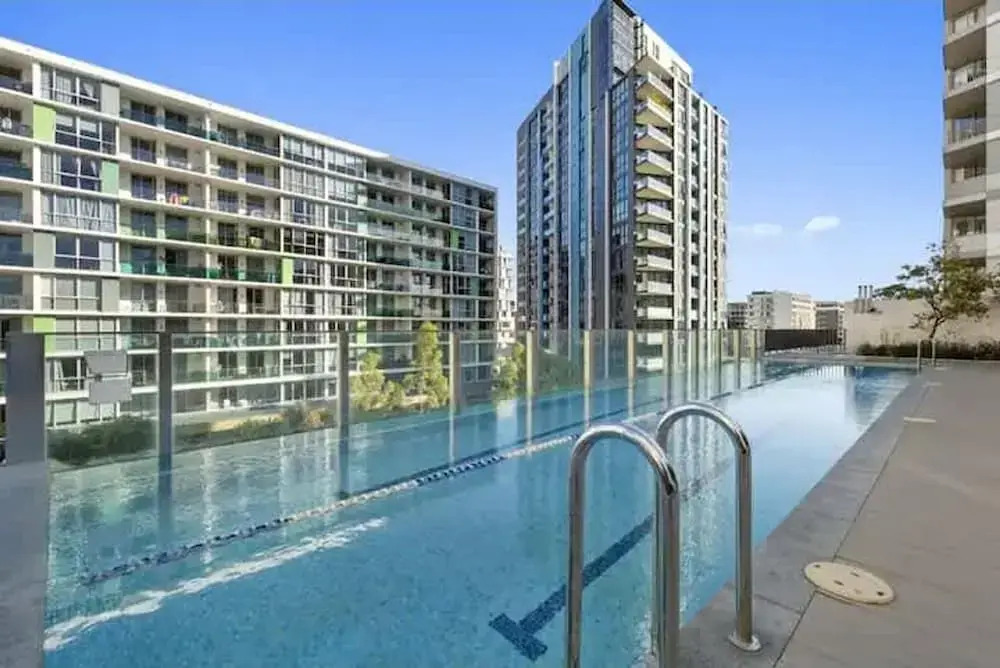 Metawise BnB 2BR Near Airport Pool Gym Train