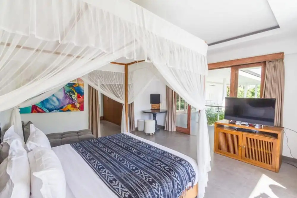 Colorful Private Villa 3 BR, Seminyak With Staff