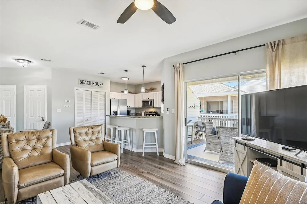 SPC 9232 is a Beautiful recently upgraded 2 BR with Free Beach Service by RedAwning