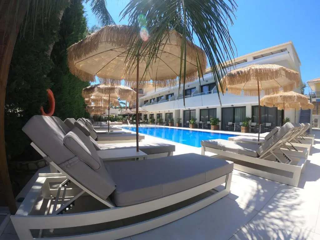 Paradise Bar Apartments