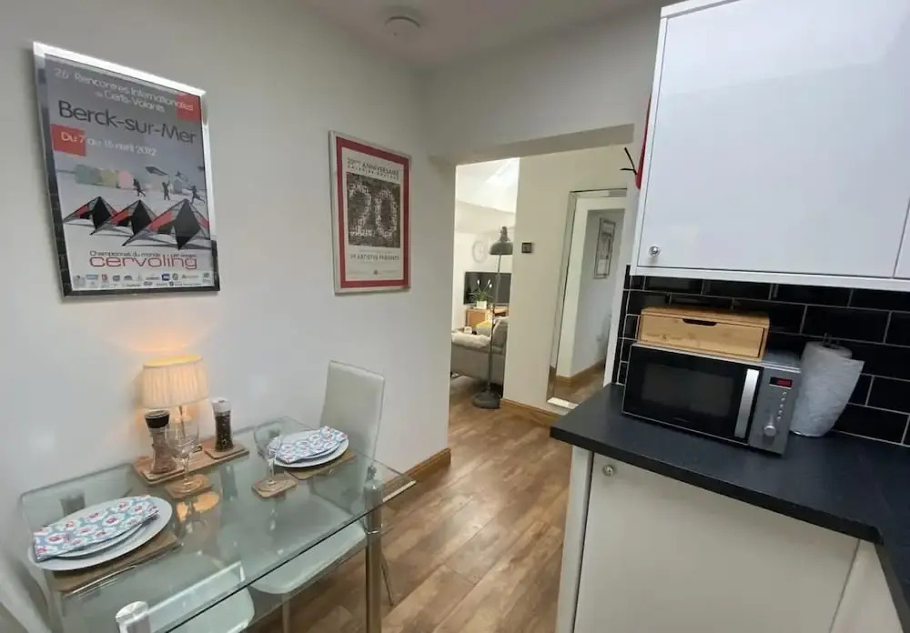 Self Contained, 2 Person dog Friendly Apartment. Free Parking
