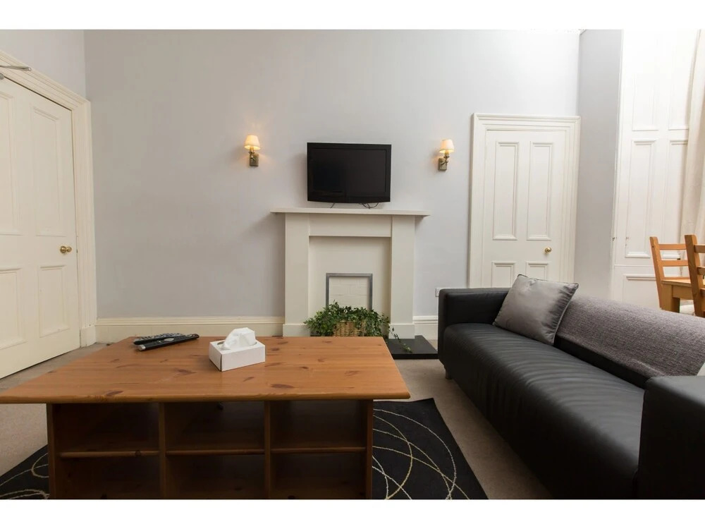 Spacious, Bright 5-br Flat for 10 in Edinburgh