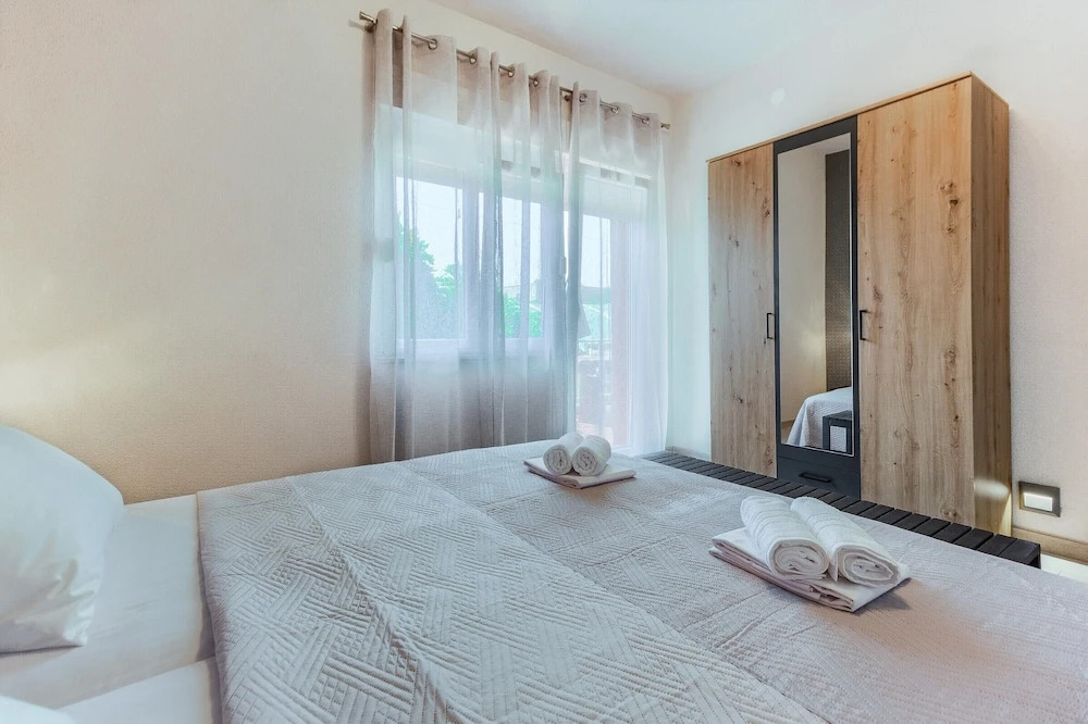 Modern Luxury 2-bedroom apt With Balcony & Patio
