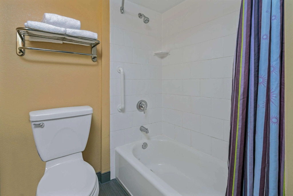 La Quinta by Wyndham Naples Downtown