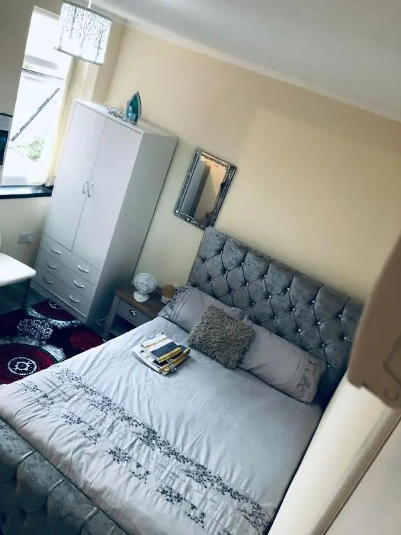 Self-contained studio flat bathrooms kitchens upgrade locations to city centre 15 minutes walking distance Nottingham universities Queen hospitals city hospitals