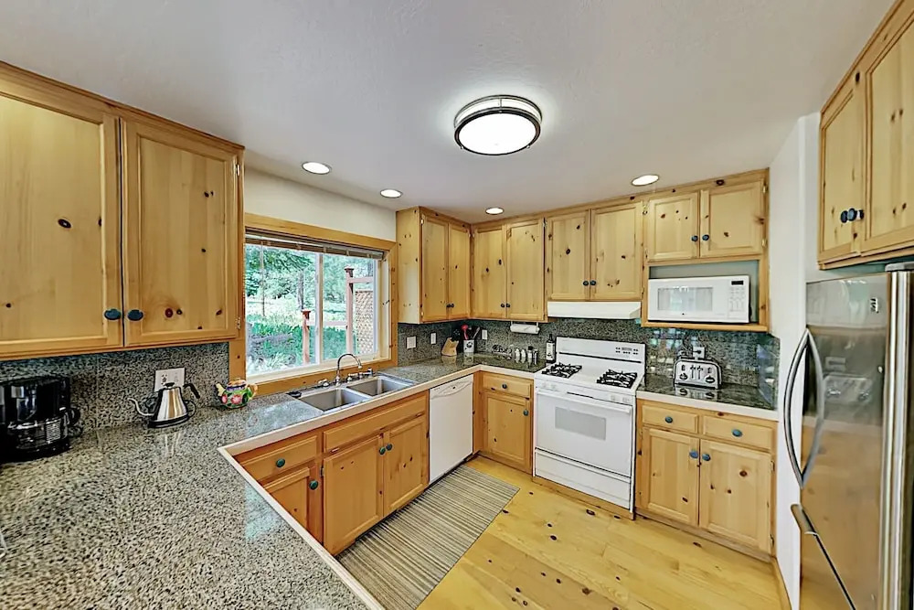 Cozy Haven Near Tahoe Donner Amenities 3 Bedroom Home