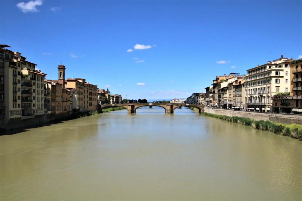 Historic Center apartment - Next to the river, all attractions, SMN train station