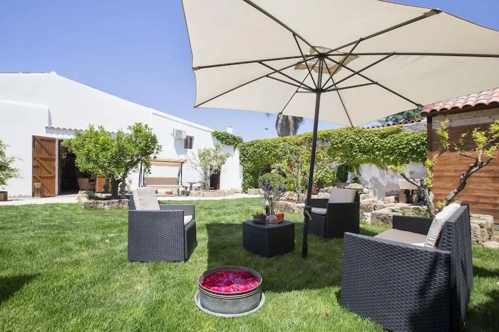 Restored Historic Mansion Paterno with Exclusive Pool, Wifi and AC for 20 people