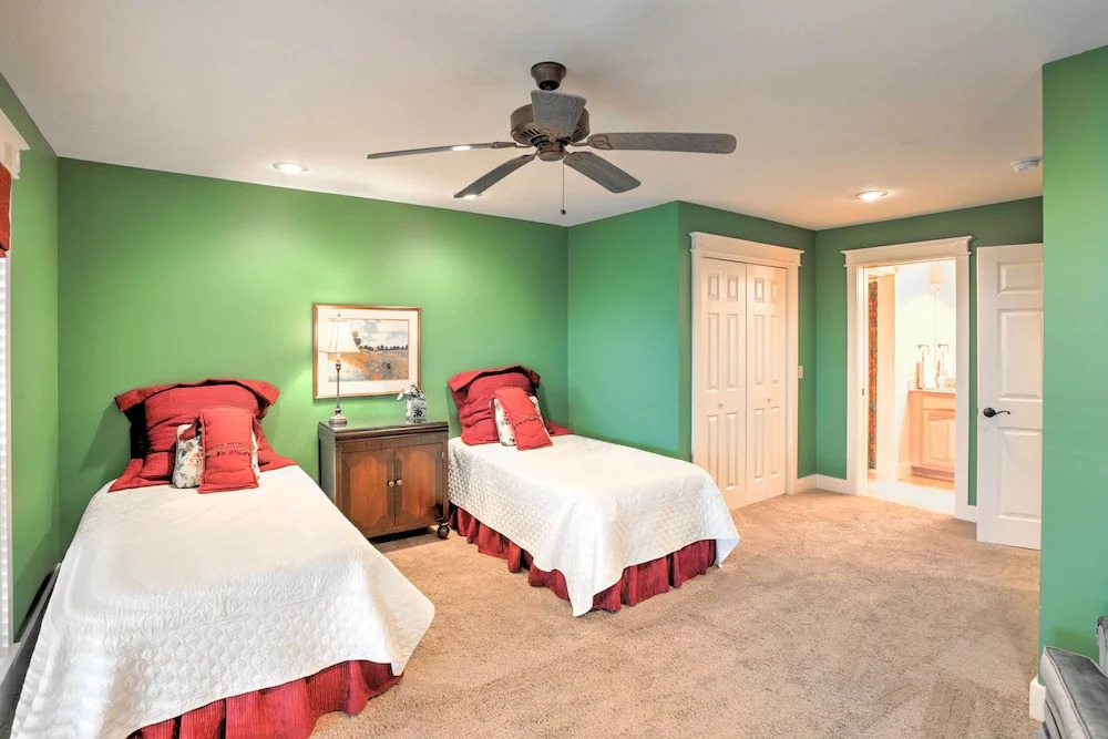 Beautiful Central Fayetteville Townhome w/ Views!