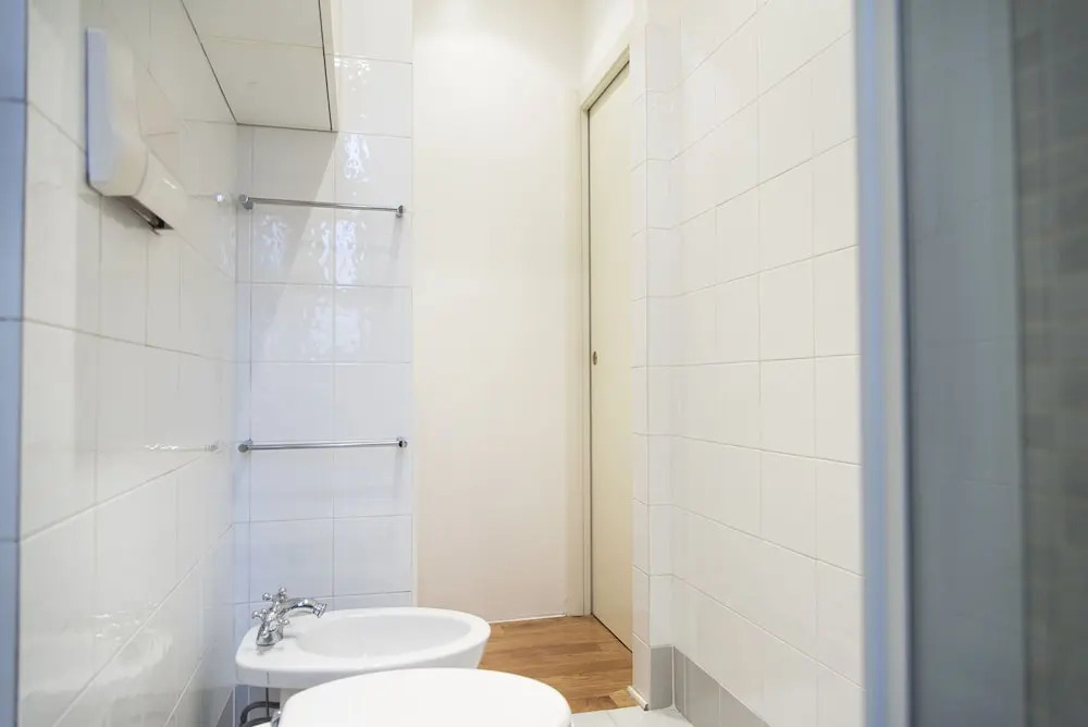 White and Clean Apartment near Metro MM1