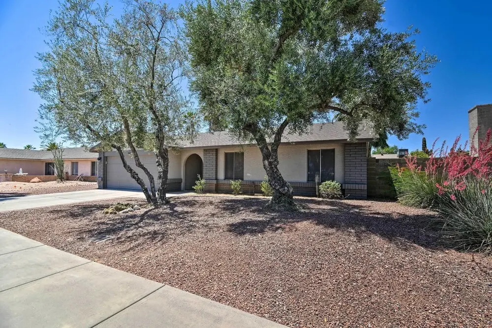 Pool & Putting Green: Scottsdale Family Escape