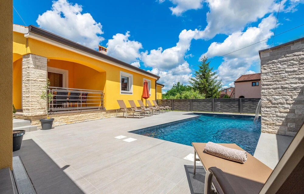 Three-Bedroom Holiday Home In Porec