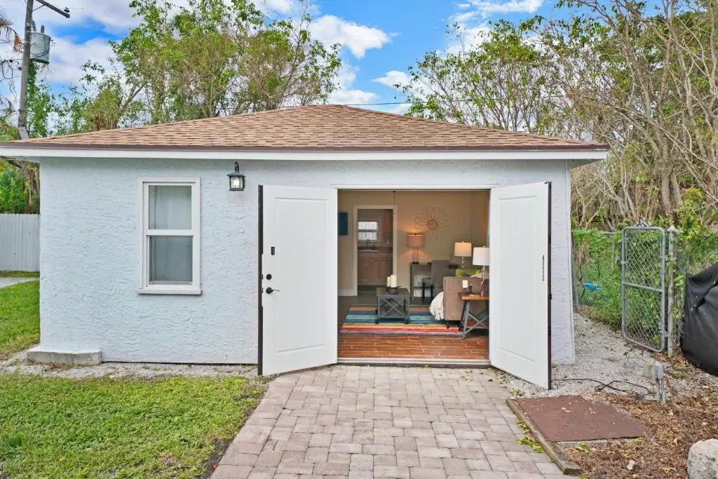 Charming Historic Home and Cottage minutes from the Intracoastal and the Beach