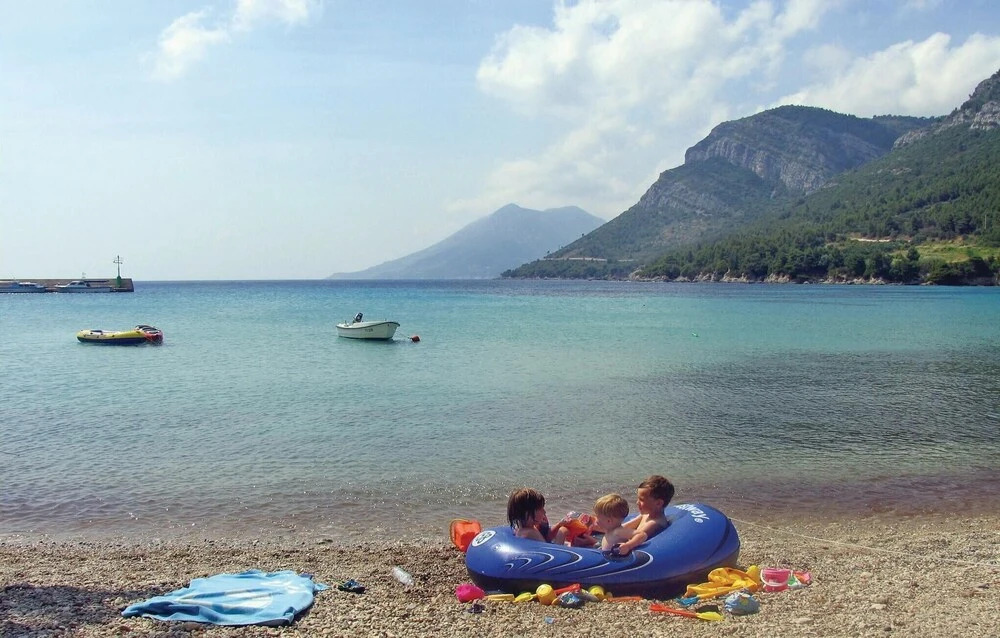 Nice Home in Zuljana With Wifi and 5 Bedrooms