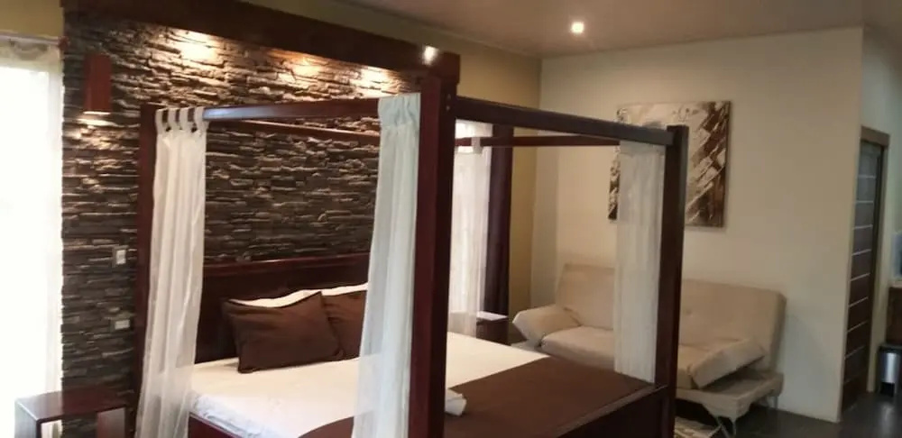 Tropical Suites & Villas