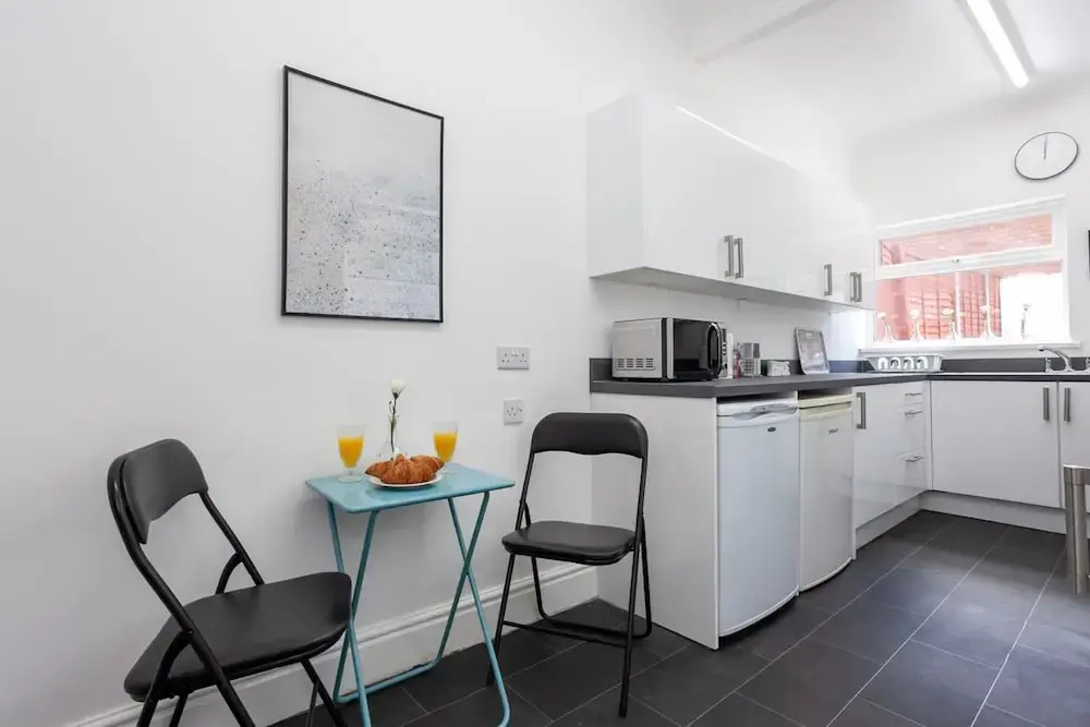 Cosy Home Near Station, Parking, Netflix, Sleeps 5
