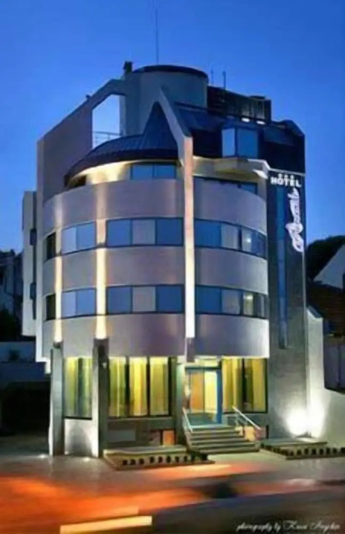 Riverside Hotel