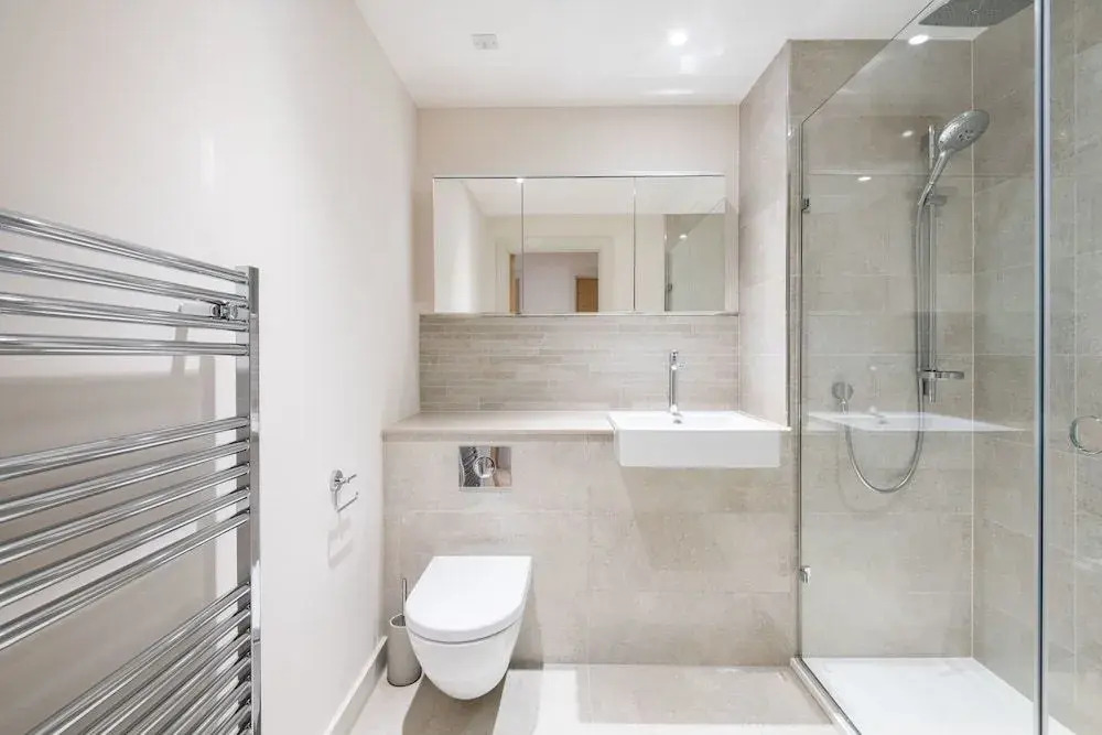 Modern Family Home close to Victoria Station