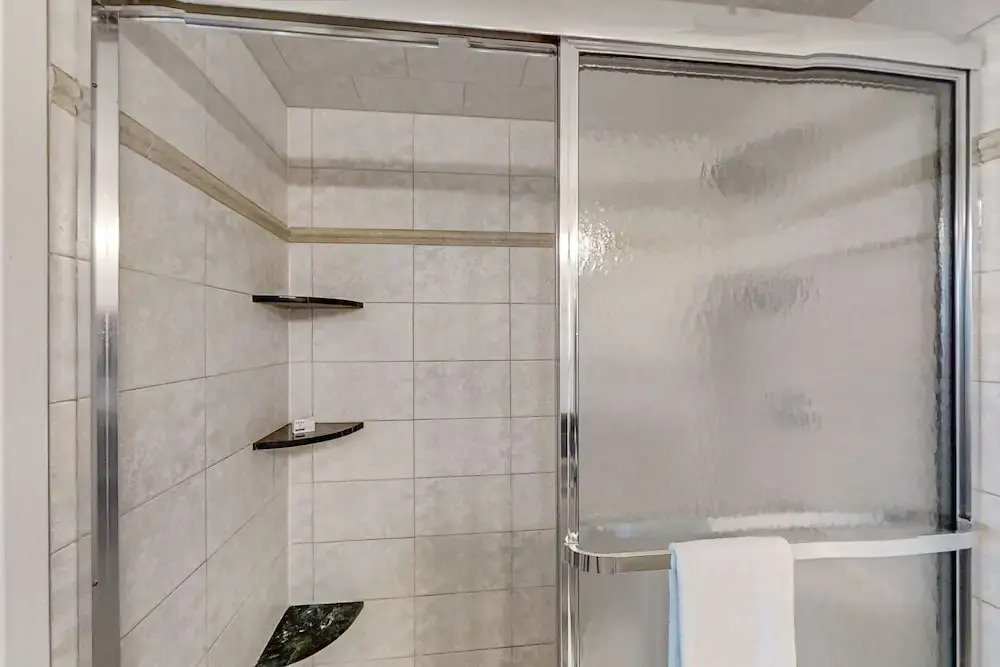 Spacious Condo With Beach Access, Balcony, AC & Outdoor Pool
