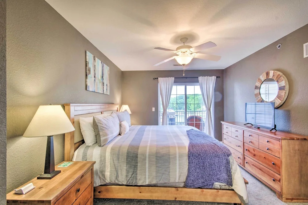 Screened Balcony w/ Views: Sleek Lake Ozark Gem!