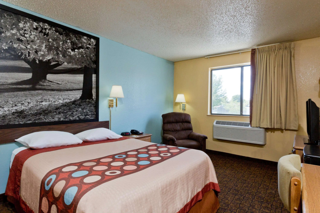 Super 8 by Wyndham Lexington Park/California Area