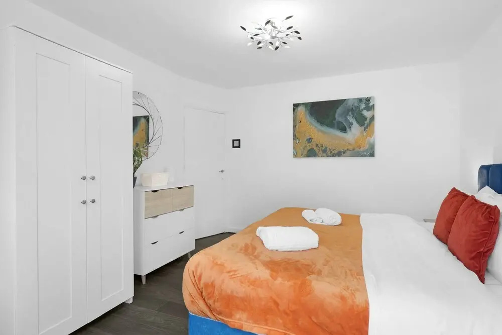 Spacious 5BR 3BA Serviced Hse in Croydon