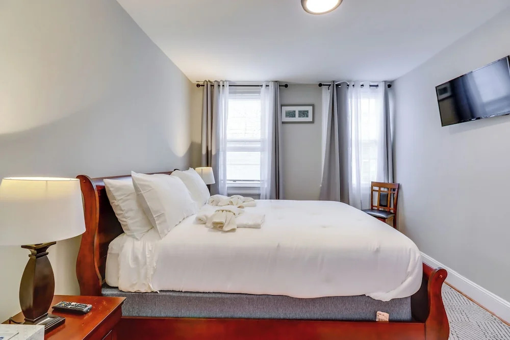 2 Mi to National Mall: DC Townhome