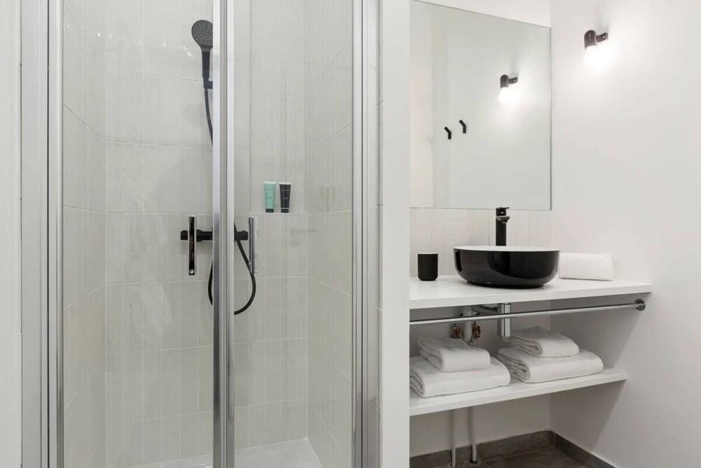Chic & Contemporary Apartment With Two Bedroom