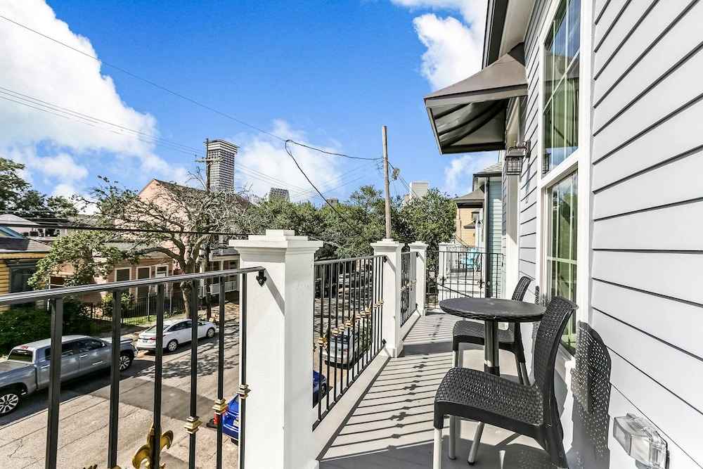 Chic 4 BR Condo - Large Pool - Perfect Location