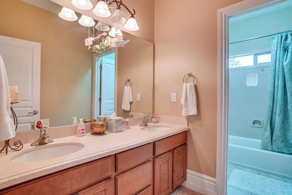 Elegant 6,300-sq-ft Family Home w/ Hot Tub in Orem