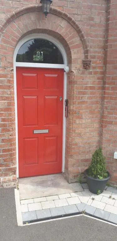 Modern 2 bed apartment with parking