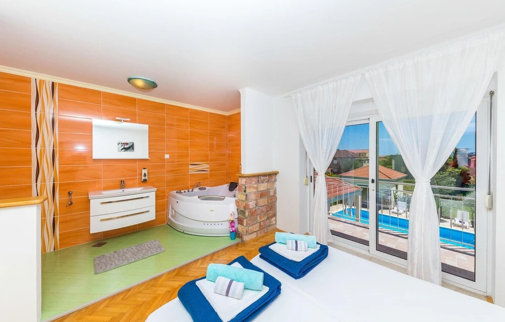 Beautiful Home in Kastel Luksic With Sauna, Wifi and 7 Bedrooms