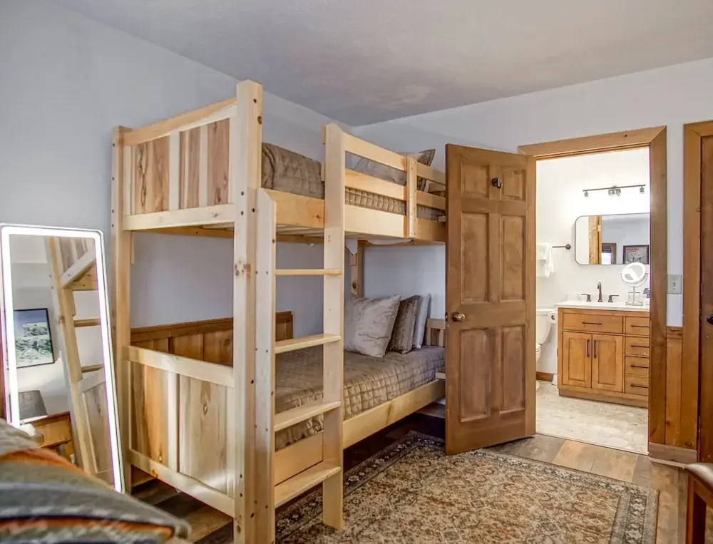 Whistlepunk #11: 2 Bedroom, 2 Bath: Wood Fireplace.central Location