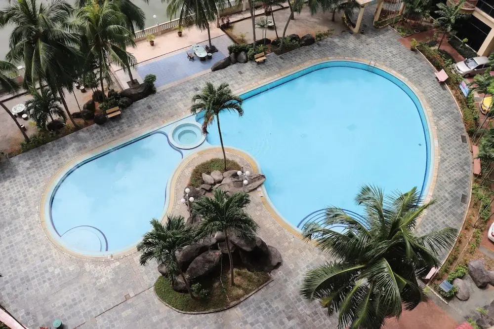 Cutie's Holiday Condominium