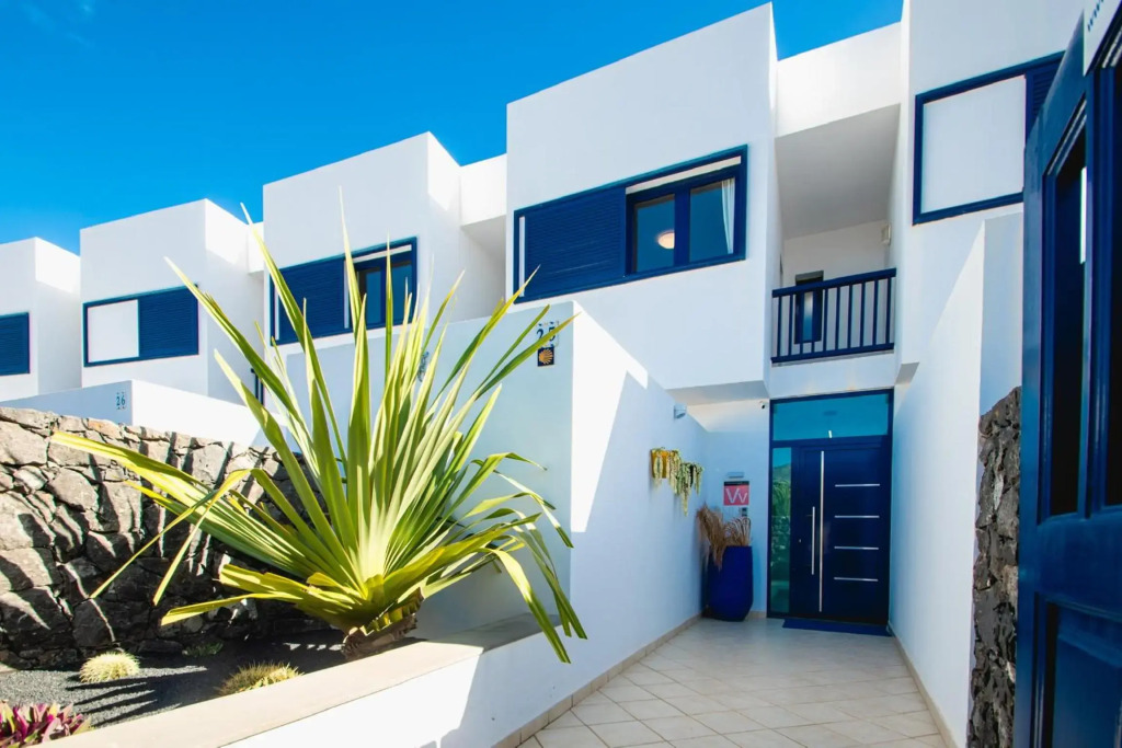 FRONTLINE VILLA 25, well-designed with a heated pool