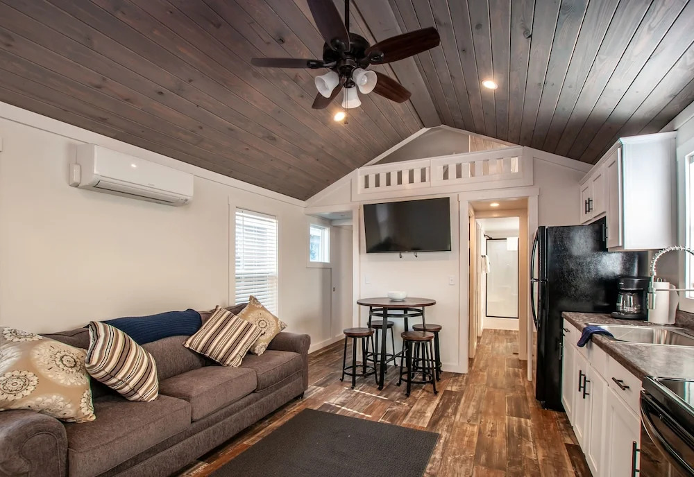 Sunset , River Rocks Landing With 3 Pools! 1 Bedroom Bungalow