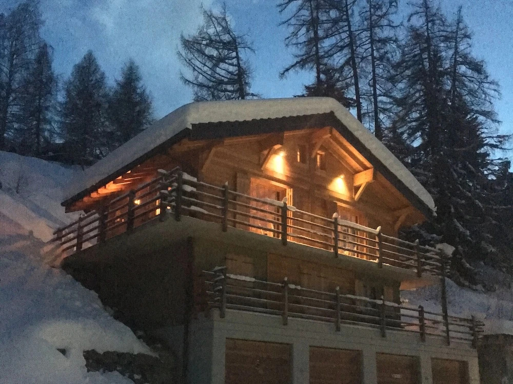 A Beautifully Located, Detached Chalet With Delightful Views in La Tzoumaz