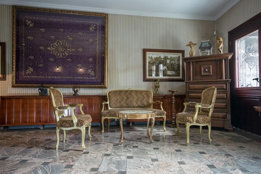 MICHELE Hotel